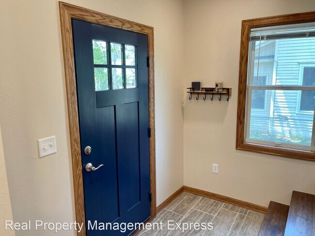 Foto del edificio - 3 br, 1.5 bath House - 1328 E 6th St
