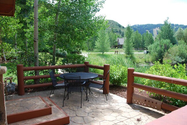 Foto del edificio - 2410 Deer Lake Dr