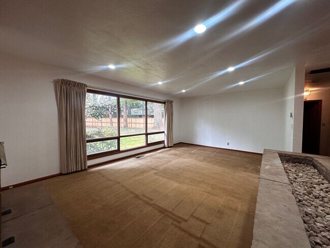 Building Photo - Large 3 Bedroom 2.5 Bath Single Family House