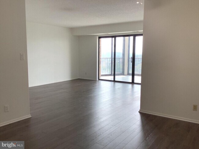 Foto del edificio - 5904 Mt Eagle Dr