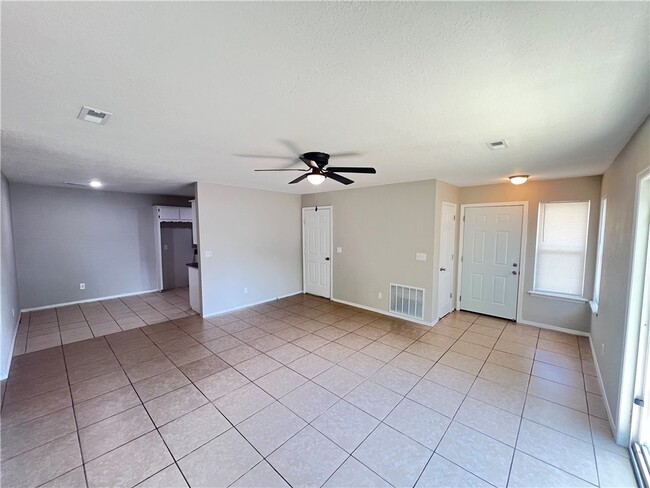 Building Photo - 823 N Lola Ln
