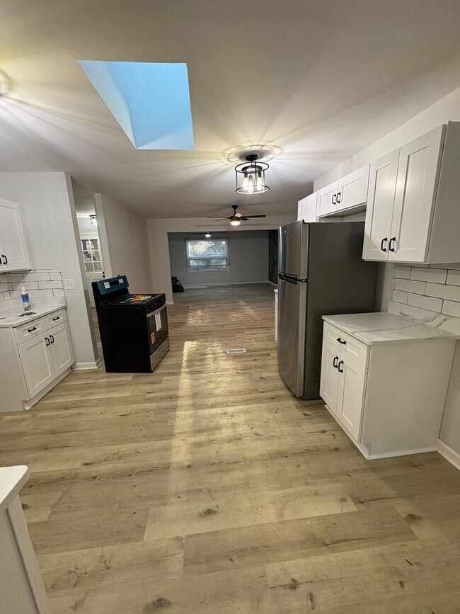 Building Photo - 3 bedroom/ 2 bathroom Newly renovated sing...