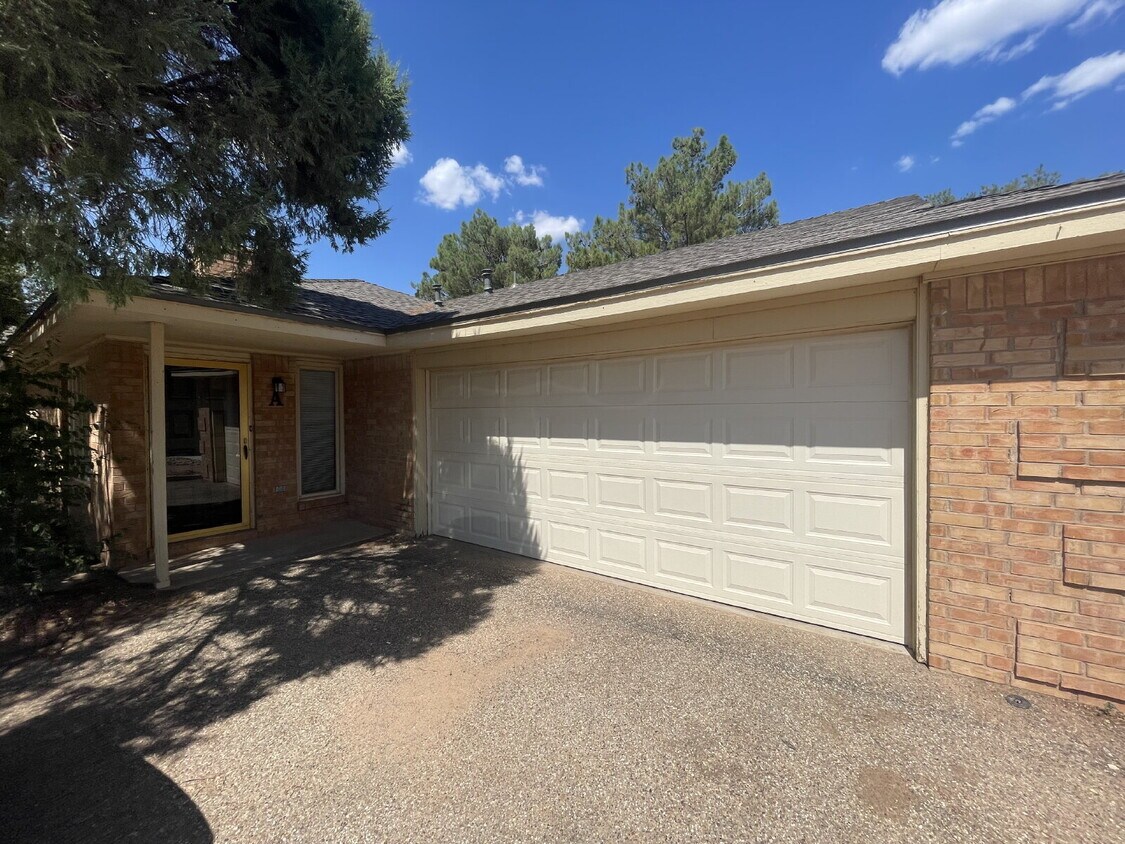 Primary Photo - Duplex West Of Milwaukee & Minutes From Shadow Hills Golf Course!