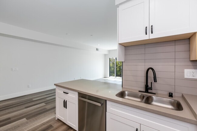 Foto del edificio - 857 N Hayworth Ave
