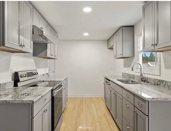 Kitchen - 1011 Olympic Ave