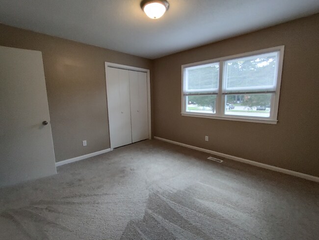 Building Photo - 701 Smithdale Dr