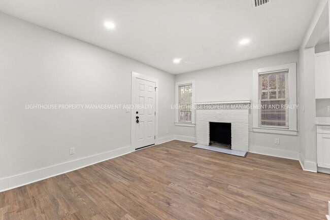 Building Photo - 3 Bedroom, 2 Bath Home in Historic Riverside ? Fully Renovated!