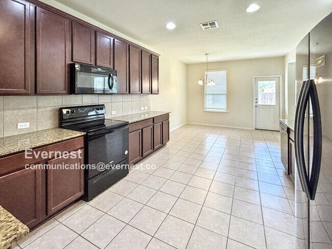 Building Photo - Charming and Spacious 3-Bedroom Home with ...