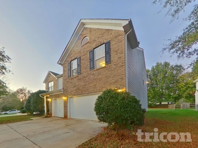 Building Photo - 215 Harrowfield Heights