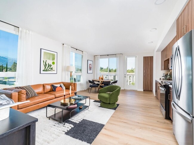 Nuestras áreas de estar cuentan con tecnología de hogar inteligente, que incluye entrada sin llave y termostatos inteligentes, mientras que las ventanas de gran tamaño inundan su espacio con abundante luz solar. - Modera Pomona