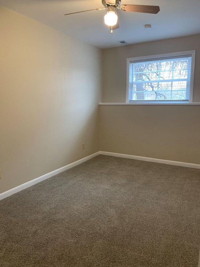 Foto del edificio - ***Available Immediately***Remodeled 4 Bedroom / 1.5 Bath Duplex