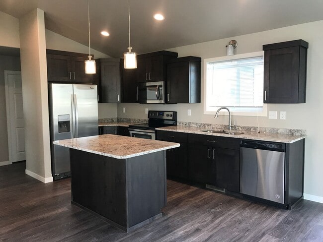 Building Photo - 4 Bed 3 Bath Single Family Home
