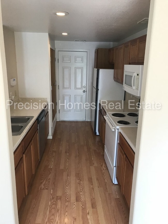 Building Photo - 1021 S Walden Way