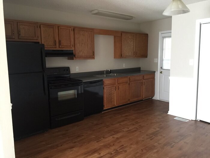 Foto del edificio - Shelton Place $1025.00, 2br/1.5ba townhome...