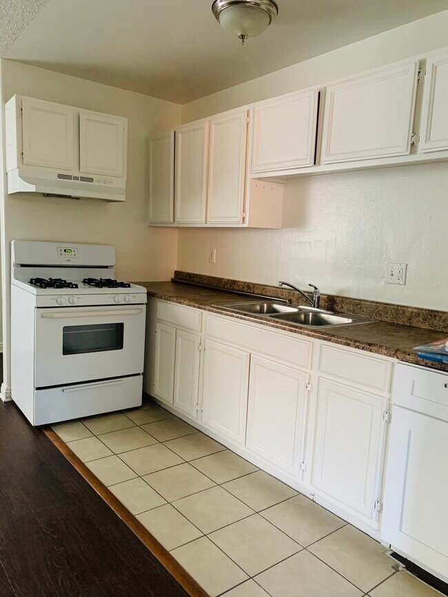 Cocina con estufa y horno - 136 N Mariposa Ave