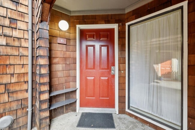 Building Photo - Beautiful Ground-Floor 2BR Condo on Stanfo...
