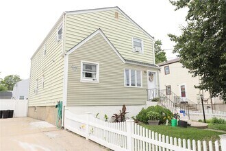 Building Photo - 89 4th Ave