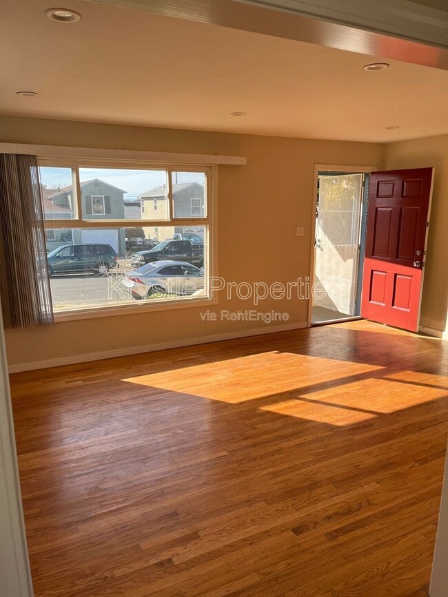 Building Photo - 2420 Alameda St