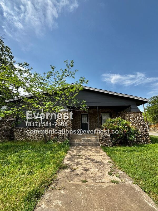 Primary Photo - 2923 Azle Ave