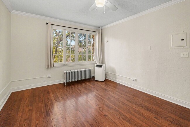 Foto del edificio - Walkable Capitol Hill Condo | Parking Included
