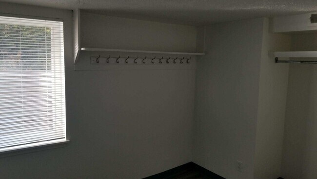 Foto del edificio - 3 Bed Duplex for Rent in a Peaceful Neighb...