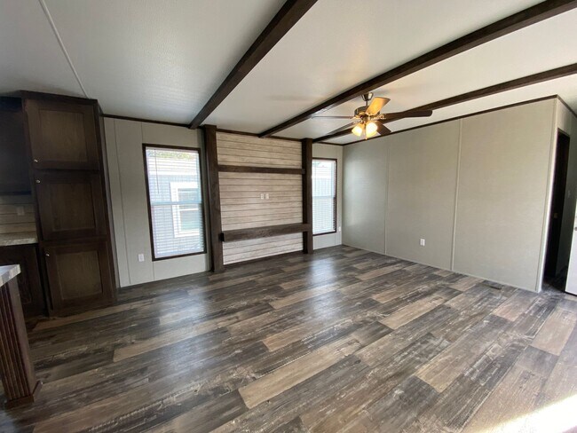Building Photo - 3 bed, 2 bath
