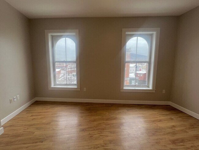 Foto del edificio - Putnam Winslow– $1,350 – 1 Bathroom Studio, 300 SQ.FT. – UTILITIES INCLUDED, Available 7/15/26