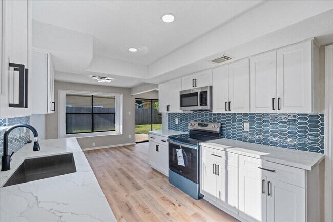 Foto del edificio - 5811 Fair Forest Dr