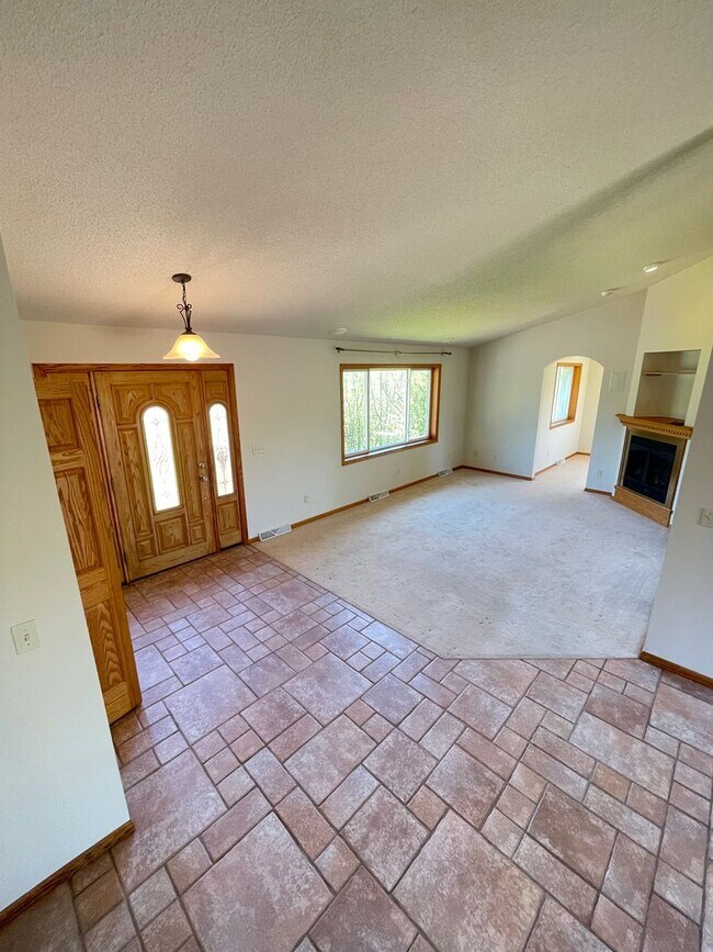 Building Photo - AVAILABLE NOW - 4 Bed, 3.5 Bath Home in He...