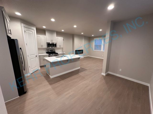 Foto del edificio - Spacious 3-Bed Townhouse with 2.5 Baths in Charming Happy Valley!