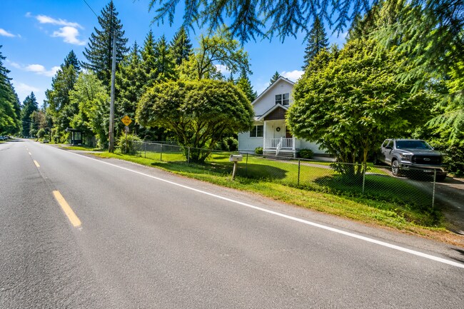 Foto del edificio - Spacious 4BD/3BA with Fenced Yard & Front Porch in North Seattle!