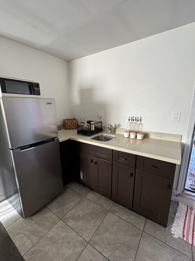 Building Photo - 1040 Granada Way