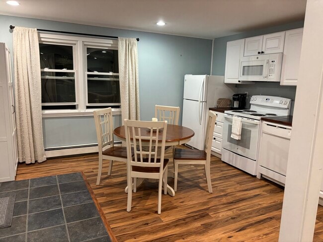 Foto del edificio - 10 Roosevelt Rd