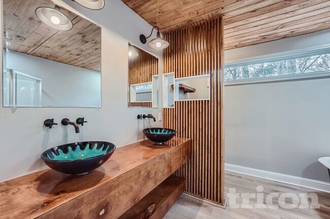 Foto del edificio - 4305 Treeline Way