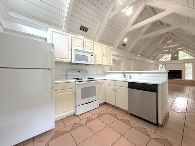 Foto del edificio - 2/2 Home in College Park with lots of char...