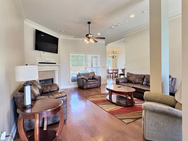 Foto del edificio - 4 Bed, 2 Full Bath Home w/ In-Ground Pool in Desirable Lake Forest!