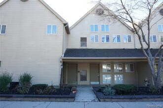 Building Photo - 27991 Rollcrest Rd