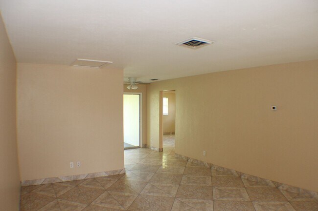 Building Photo - 605/607 SE 13th ter