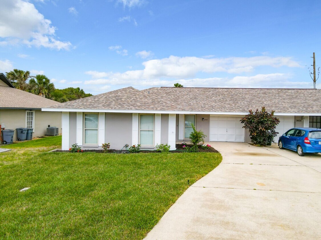 Primary Photo - Lovely 2 Bedroom 2 Bath Duplex
