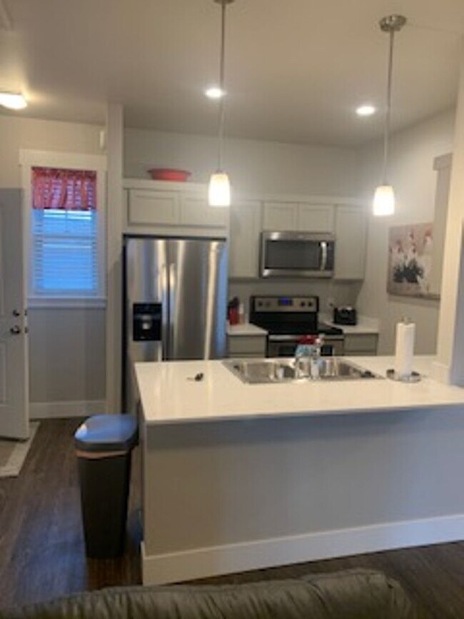 Foto del edificio - NEW FURNISHED ONE BED IN ANNAFELD