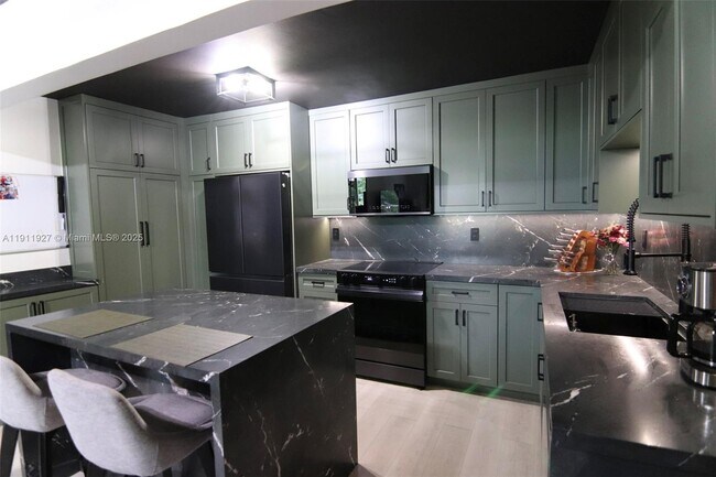 Foto del edificio - 6801 Indian Creek Dr