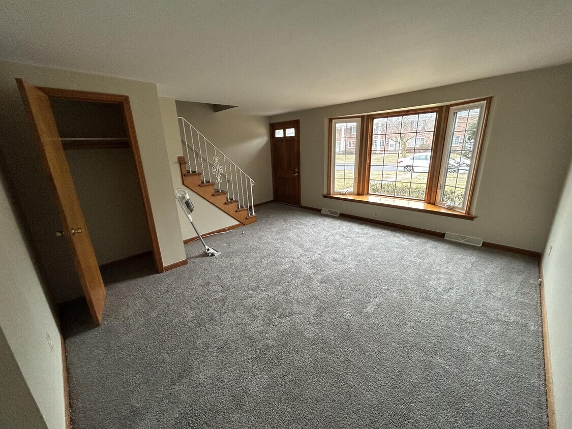 Primary Photo - 34 Oakridge Dr
