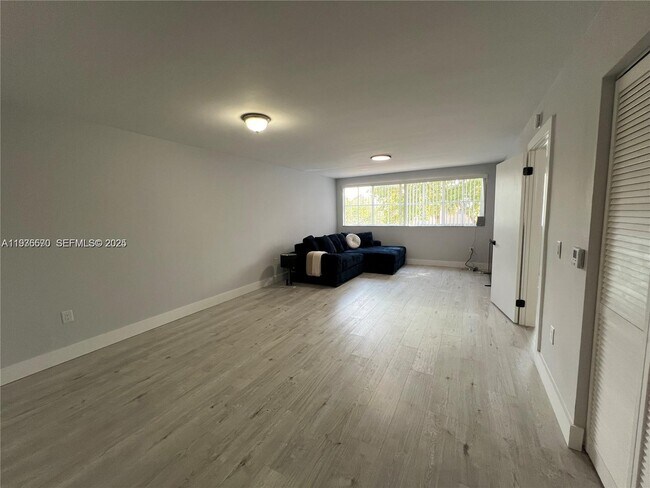 Foto del edificio - 6155 NW 186th St