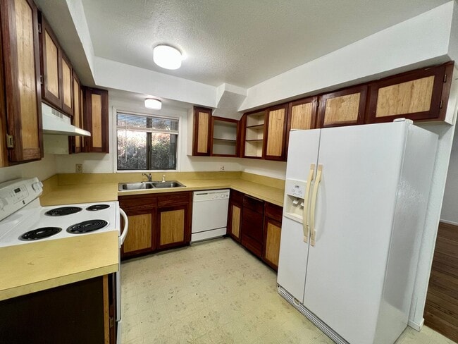 Building Photo - 2090-2102 Meade Avenue