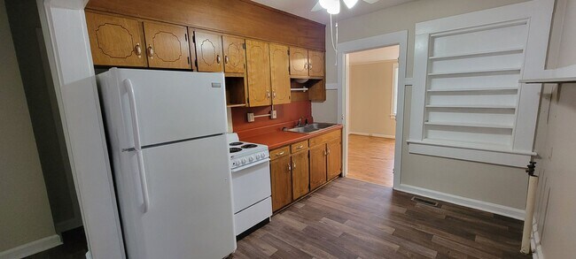 Foto del edificio - 1307 E 10th St