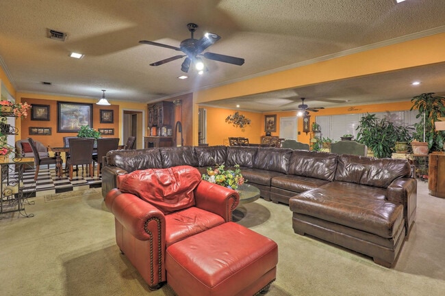 Building Photo - 2109 Woodside Dr