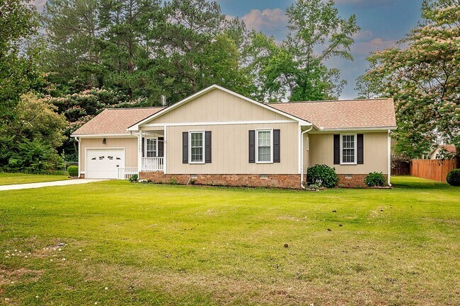 Building Photo - Beautiful home in Raeford w/ BIG Deck!