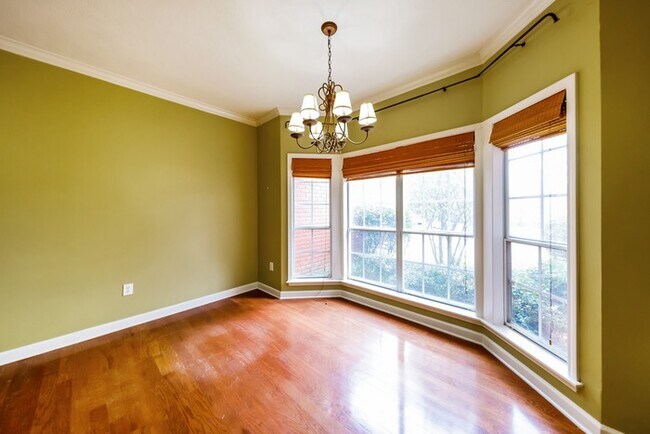 Foto del edificio - Exquisite 4-Bedroom in Brandon