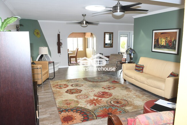 Foto del edificio - 630 E Piping Rock Rd