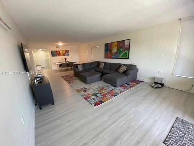 Foto del edificio - 804 Cypress Blvd